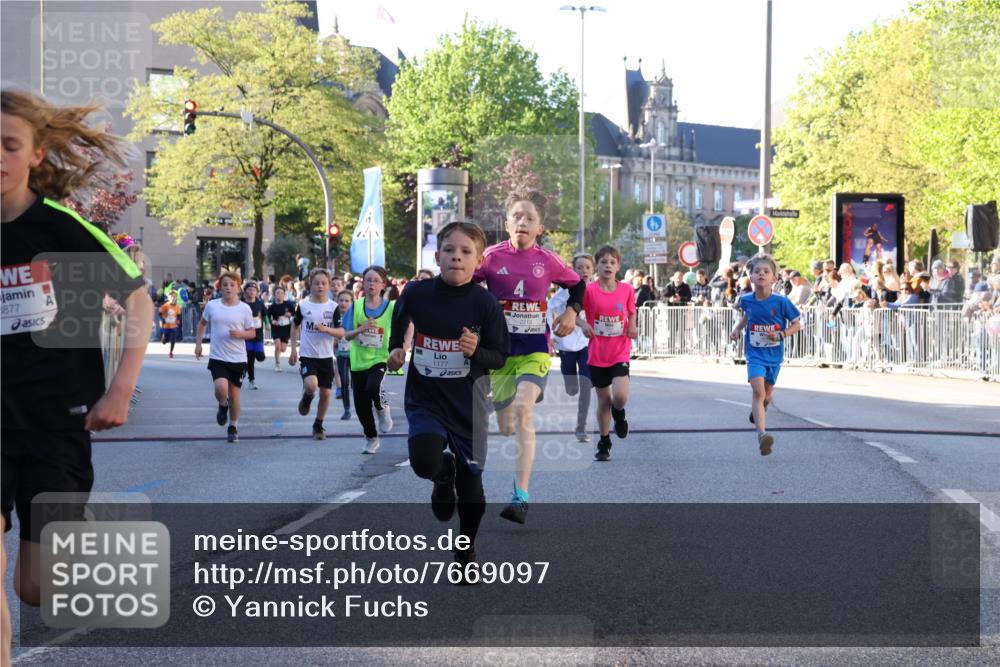 25.04.2025 - Das Zehntel Yannick Fuchs http://msf.ph/oto/7669097 26.04.2025 08:51:26 Ziel 1112, 1113, 1171, 1177, 1488, 1546, 1621, 1757, 1939, 1943, 2010, 2213, 2481, 2505, 2621, 2644, 2684, 2700, 2779, 2853, 2907, 2960, 2975, 3049, 3066, 3097, 3486, 3538, 3720, 3856, 3877 meine-sportfotos.de