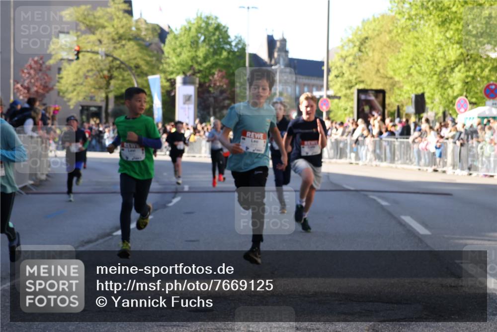 25.04.2025 - Das Zehntel Yannick Fuchs http://msf.ph/oto/7669125 26.04.2025 08:51:30 Ziel 1112, 1113, 1171, 1177, 1621, 1939, 1943, 2010, 2213, 2481, 2505, 2644, 2684, 2700, 2779, 2853, 2907, 2960, 2975, 3486, 3538, 3720, 3856, 3877 meine-sportfotos.de