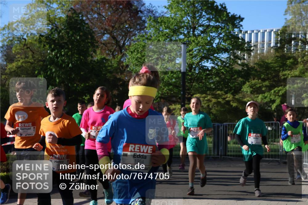 25.04.2025 - Das Zehntel Zöllner http://msf.ph/oto/7674705 26.04.2025 07:46:02 Laufen 3688, 1964, 1954 meine-sportfotos.de
