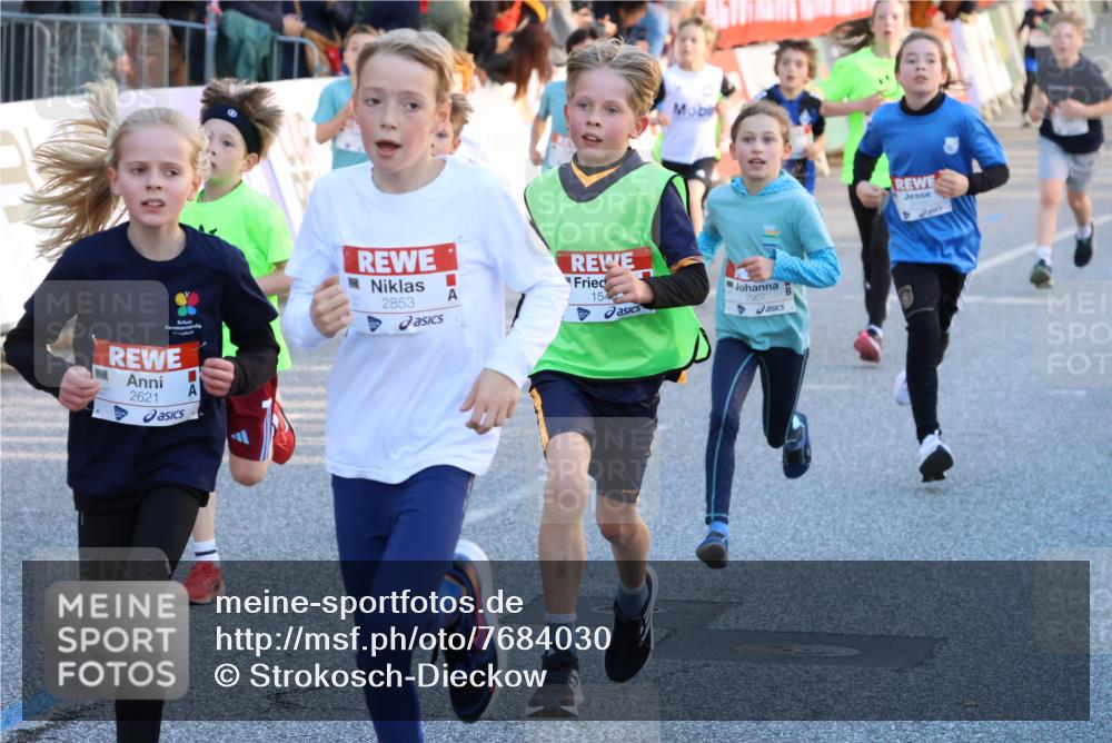 25.04.2025 - Das Zehntel Strokosch-Dieckow http://msf.ph/oto/7684030 26.04.2025 08:52:04 Ziel 1113, 1177, 1488, 1546, 1621, 1757, 1943, 2010, 2213, 2309, 2348, 2505, 2621, 2644, 2684, 2700, 2779, 2848, 2853, 2907, 2960, 2975, 3049, 3066, 3099, 3188, 3486, 3538, 3856, 3877, 1017, 1018, 1279, 1840, 2149, 2161, 2320, 2671, 2761, 3229, 3332, 3352, 3382, 3407, 3421, 3570, 3675, 3807, 4015 meine-sportfotos.de