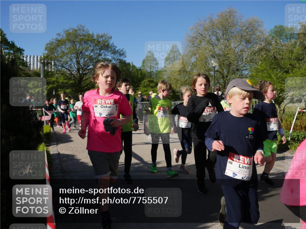 25.04.2025 - Das Zehntel Zöllner http://msf.ph/oto/7755507 26.04.2025 08:47:38 Laufen 3300, 2301, 255, 2555 meine-sportfotos.de