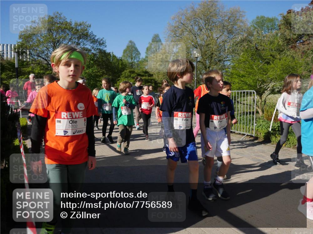 25.04.2025 - Das Zehntel Zöllner http://msf.ph/oto/7756589 26.04.2025 08:49:19 Laufen 3702, 2574, 2551 meine-sportfotos.de
