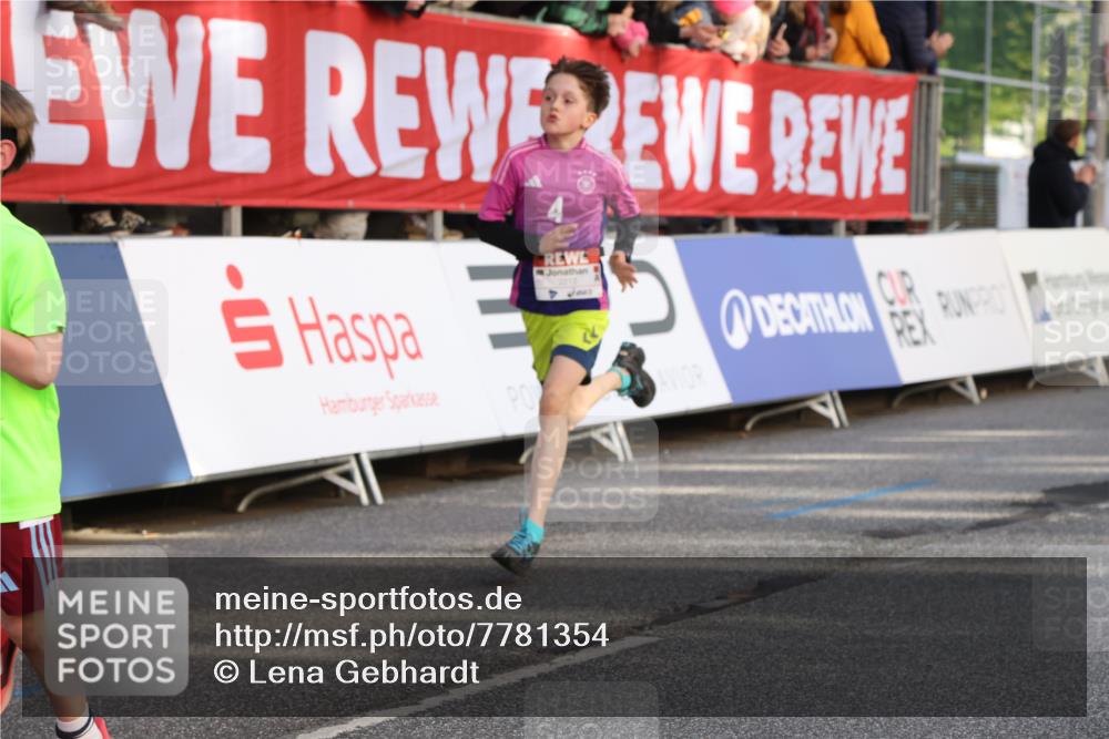 25.04.2025 - Das Zehntel Lena Gebhardt http://msf.ph/oto/7781354 26.04.2025 08:51:47 Ziel 1112, 1113, 1171, 1177, 1232, 1488, 1546, 1621, 1757, 1788, 1943, 2010, 2213, 2309, 2348, 2481, 2505, 2621, 2644, 2684, 2700, 2779, 2848, 2853, 2907, 2914, 2919, 2960, 2975, 3049, 3066, 3097, 3099, 3188, 3404, 3415, 3486, 3538, 3720, 3808, 3856, 3873, 3877 meine-sportfotos.de