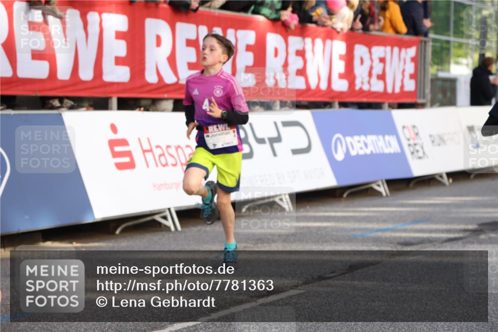 25.04.2025 - Das Zehntel Lena Gebhardt http://msf.ph/oto/7781363 26.04.2025 08:51:47 Ziel 1112, 1113, 1171, 1177, 1232, 1488, 1546, 1621, 1757, 1788, 1943, 2010, 2213, 2309, 2348, 2481, 2505, 2621, 2644, 2684, 2700, 2779, 2848, 2853, 2907, 2914, 2919, 2960, 2975, 3049, 3066, 3097, 3099, 3188, 3404, 3415, 3486, 3538, 3720, 3808, 3856, 3873, 3877 meine-sportfotos.de