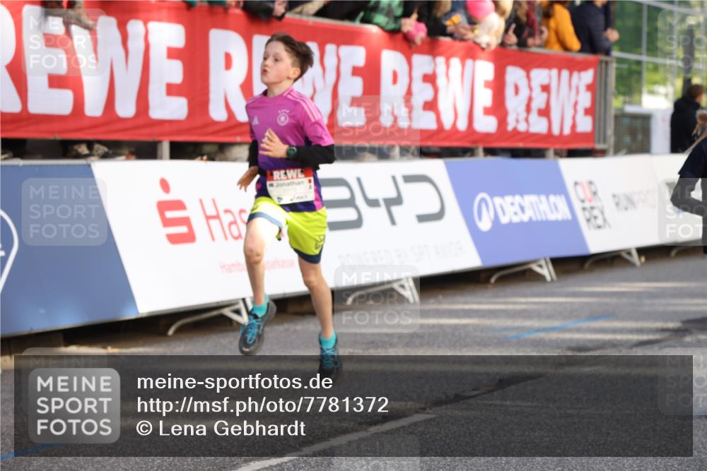 25.04.2025 - Das Zehntel Lena Gebhardt http://msf.ph/oto/7781372 26.04.2025 08:51:47 Ziel 1112, 1113, 1171, 1177, 1232, 1488, 1546, 1621, 1757, 1788, 1943, 2010, 2213, 2309, 2348, 2481, 2505, 2621, 2644, 2684, 2700, 2779, 2848, 2853, 2907, 2914, 2919, 2960, 2975, 3049, 3066, 3097, 3099, 3188, 3404, 3415, 3486, 3538, 3720, 3808, 3856, 3873, 3877 meine-sportfotos.de