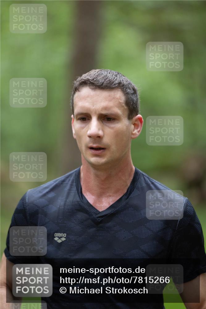 04.05.2025 - 8. Wedeler Halbmarathon Michael Strokosch http://msf.ph/oto/7815266 04.05.2025 10:27:01 Laufen  meine-sportfotos.de
