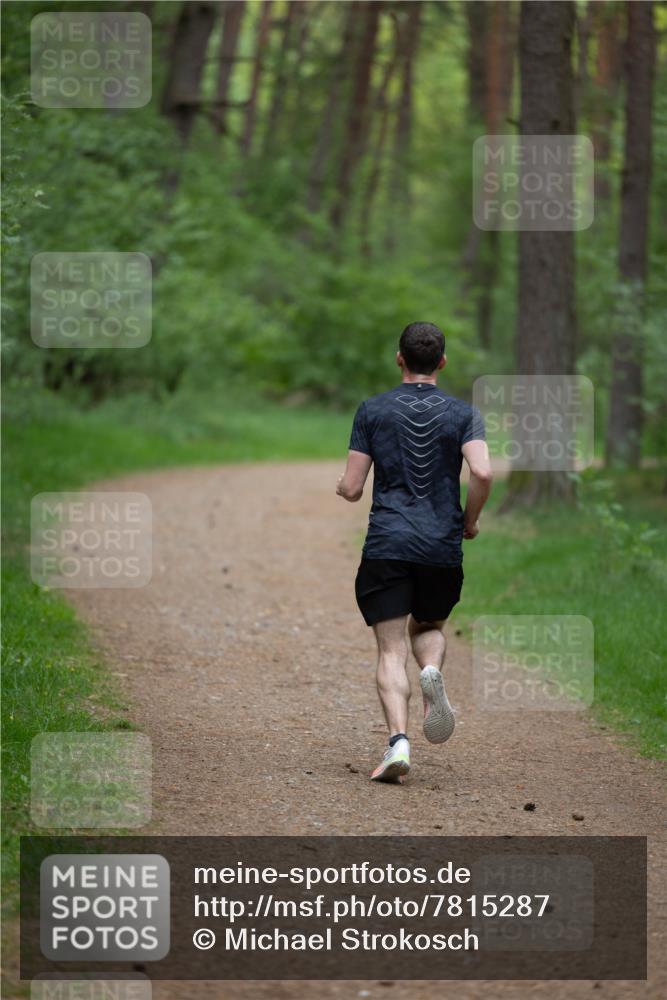 04.05.2025 - 8. Wedeler Halbmarathon Michael Strokosch http://msf.ph/oto/7815287 04.05.2025 10:27:06 Laufen  meine-sportfotos.de