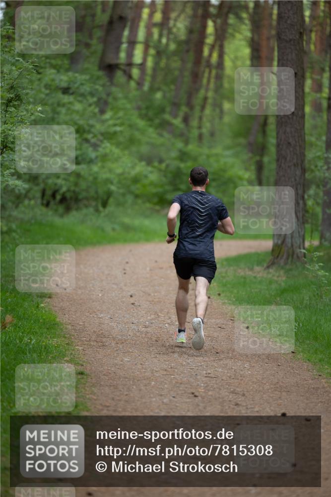 04.05.2025 - 8. Wedeler Halbmarathon Michael Strokosch http://msf.ph/oto/7815308 04.05.2025 10:27:07 Laufen  meine-sportfotos.de
