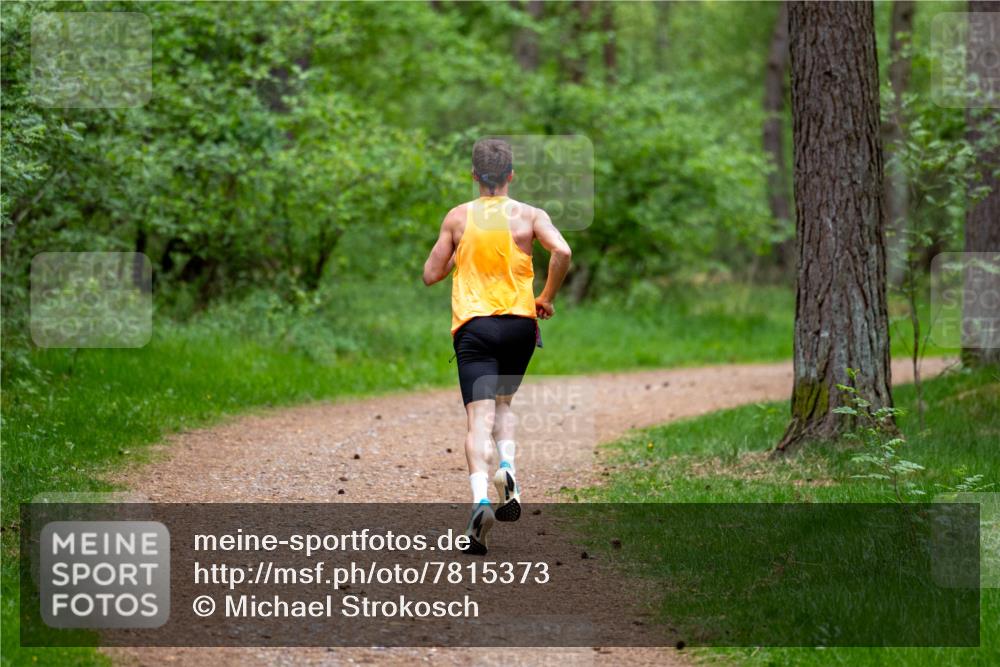 04.05.2025 - 8. Wedeler Halbmarathon Michael Strokosch http://msf.ph/oto/7815373 04.05.2025 10:28:03 Laufen  meine-sportfotos.de