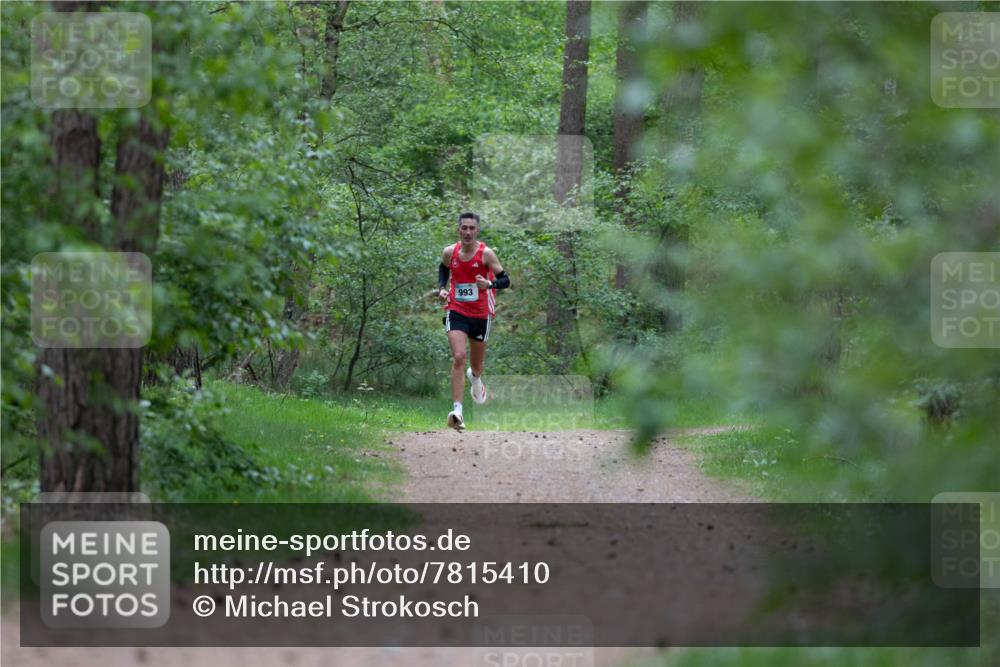 04.05.2025 - 8. Wedeler Halbmarathon Michael Strokosch http://msf.ph/oto/7815410 04.05.2025 10:29:19 Laufen 993 meine-sportfotos.de