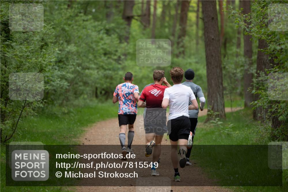 04.05.2025 - 8. Wedeler Halbmarathon Michael Strokosch http://msf.ph/oto/7815549 04.05.2025 10:31:08 Laufen  meine-sportfotos.de