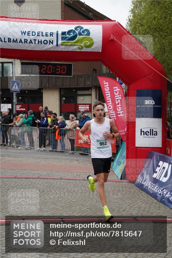 04.05.2025 - 8. Wedeler Halbmarathon Felixshl http://msf.ph/oto/7815647 04.05.2025 11:20:28 Ziel 933, 952 meine-sportfotos.de