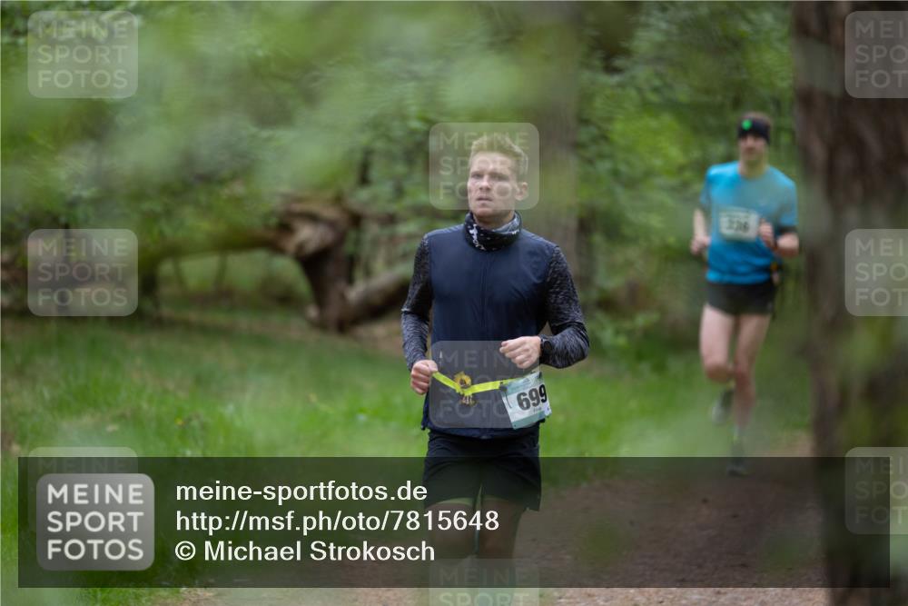 04.05.2025 - 8. Wedeler Halbmarathon Michael Strokosch http://msf.ph/oto/7815648 04.05.2025 10:32:55 Laufen 699, 336 meine-sportfotos.de