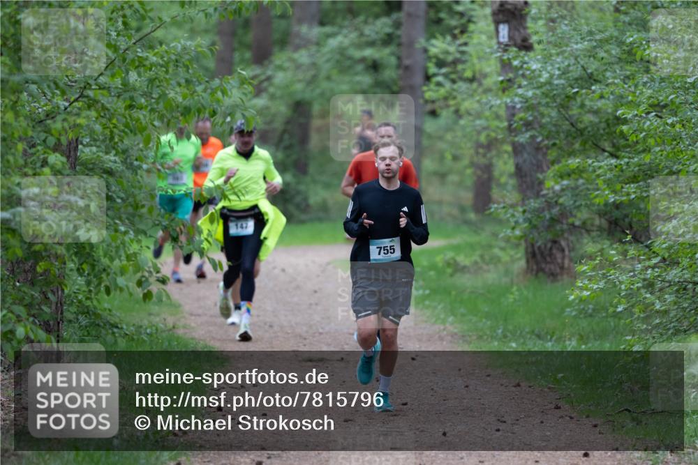 04.05.2025 - 8. Wedeler Halbmarathon Michael Strokosch http://msf.ph/oto/7815796 04.05.2025 10:34:53 Laufen 755 meine-sportfotos.de