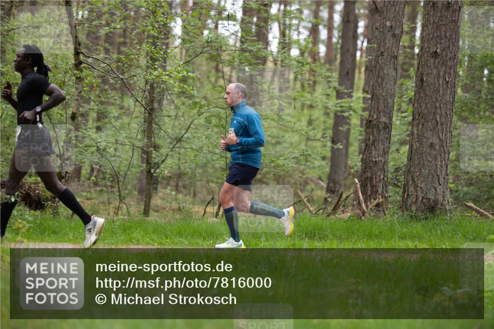 04.05.2025 - 8. Wedeler Halbmarathon Michael Strokosch http://msf.ph/oto/7816000 04.05.2025 10:37:14 Laufen  meine-sportfotos.de