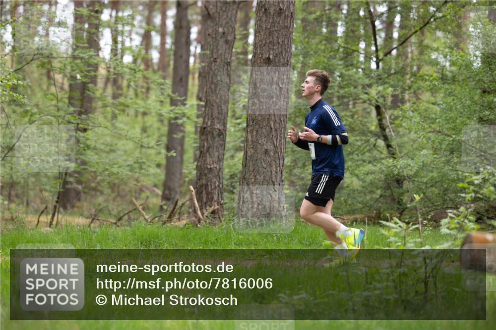 04.05.2025 - 8. Wedeler Halbmarathon Michael Strokosch http://msf.ph/oto/7816006 04.05.2025 10:37:22 Laufen  meine-sportfotos.de