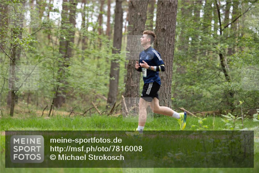 04.05.2025 - 8. Wedeler Halbmarathon Michael Strokosch http://msf.ph/oto/7816008 04.05.2025 10:37:23 Laufen 61 meine-sportfotos.de