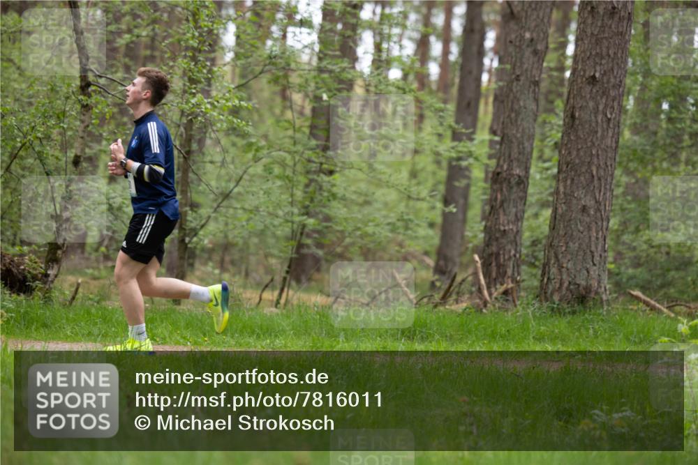 04.05.2025 - 8. Wedeler Halbmarathon Michael Strokosch http://msf.ph/oto/7816011 04.05.2025 10:37:23 Laufen  meine-sportfotos.de