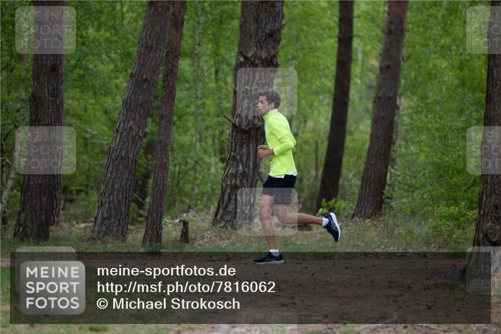 04.05.2025 - 8. Wedeler Halbmarathon Michael Strokosch http://msf.ph/oto/7816062 04.05.2025 10:41:01 Laufen  meine-sportfotos.de
