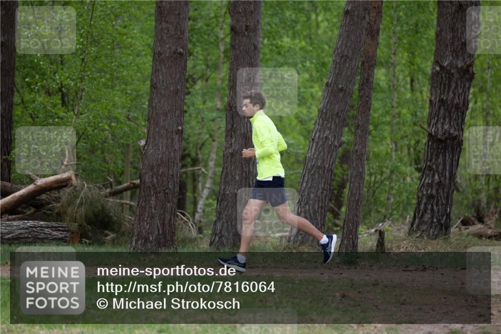 04.05.2025 - 8. Wedeler Halbmarathon Michael Strokosch http://msf.ph/oto/7816064 04.05.2025 10:41:01 Laufen  meine-sportfotos.de