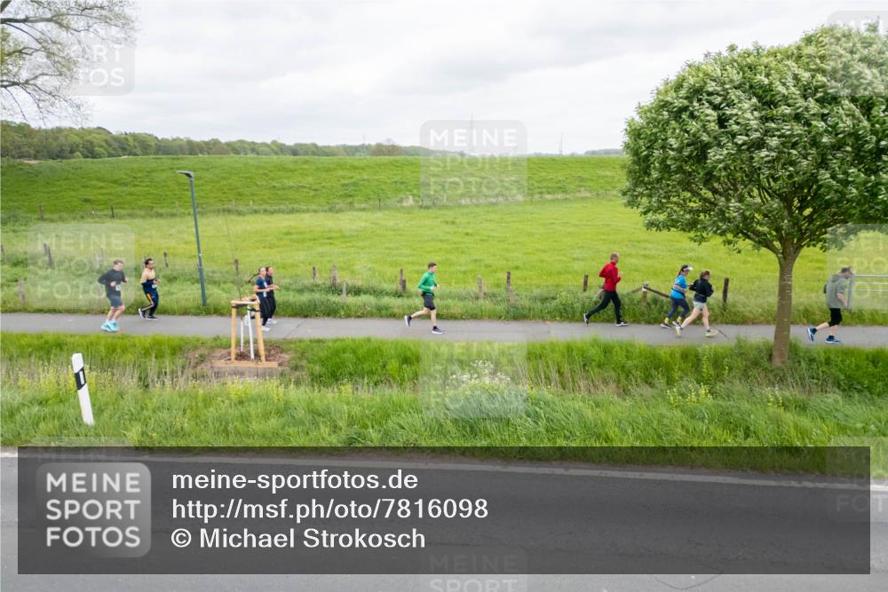 04.05.2025 - 8. Wedeler Halbmarathon Michael Strokosch http://msf.ph/oto/7816098 04.05.2025 10:42:21 Laufen  meine-sportfotos.de