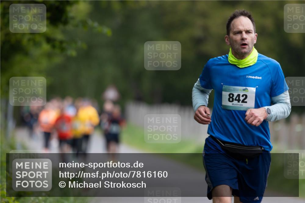 04.05.2025 - 8. Wedeler Halbmarathon Michael Strokosch http://msf.ph/oto/7816160 04.05.2025 10:48:25 Laufen 842 meine-sportfotos.de