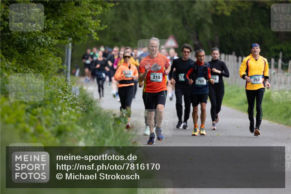 04.05.2025 - 8. Wedeler Halbmarathon Michael Strokosch http://msf.ph/oto/7816170 04.05.2025 10:48:37 Laufen 215, 72, 19, 765, 252 meine-sportfotos.de