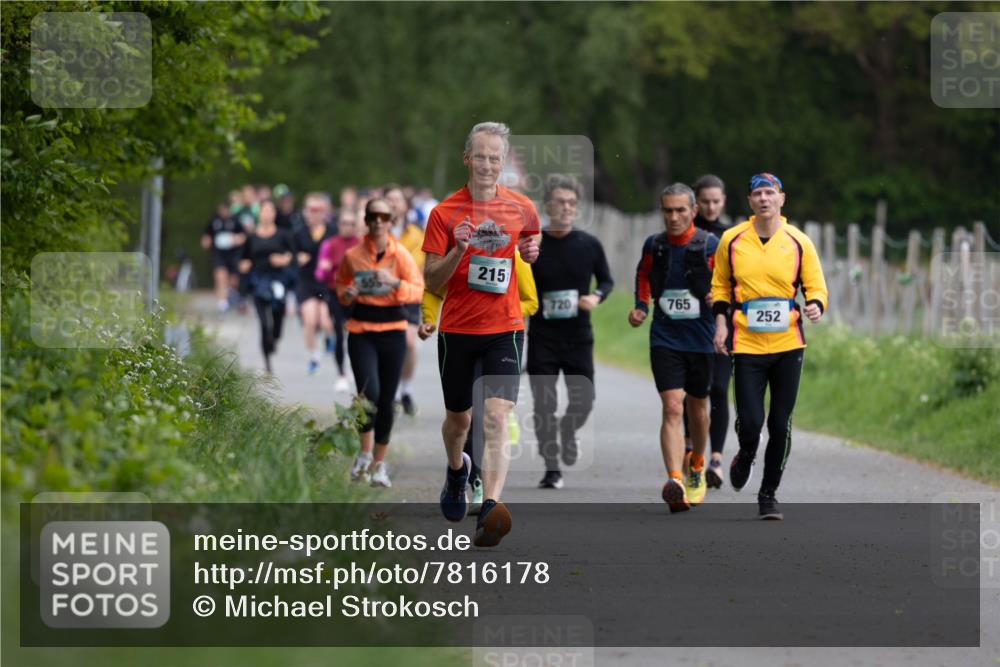 04.05.2025 - 8. Wedeler Halbmarathon Michael Strokosch http://msf.ph/oto/7816178 04.05.2025 10:48:40 Laufen 215, 720, 765, 252 meine-sportfotos.de
