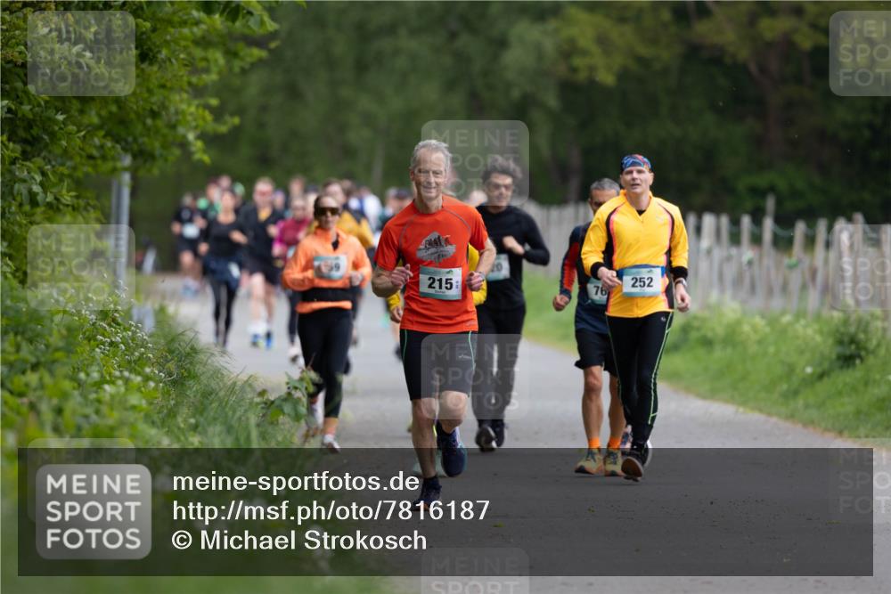 04.05.2025 - 8. Wedeler Halbmarathon Michael Strokosch http://msf.ph/oto/7816187 04.05.2025 10:48:40 Laufen 252, 215, 76 meine-sportfotos.de