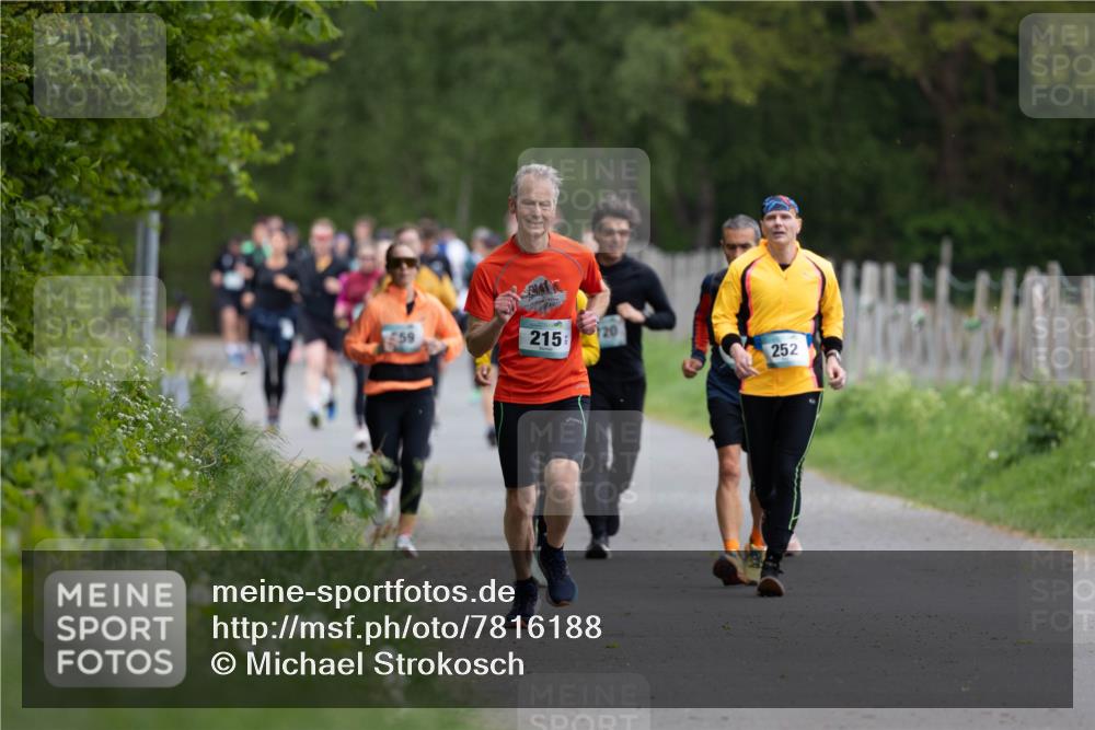 04.05.2025 - 8. Wedeler Halbmarathon Michael Strokosch http://msf.ph/oto/7816188 04.05.2025 10:48:40 Laufen 59, 215, 120, 252 meine-sportfotos.de