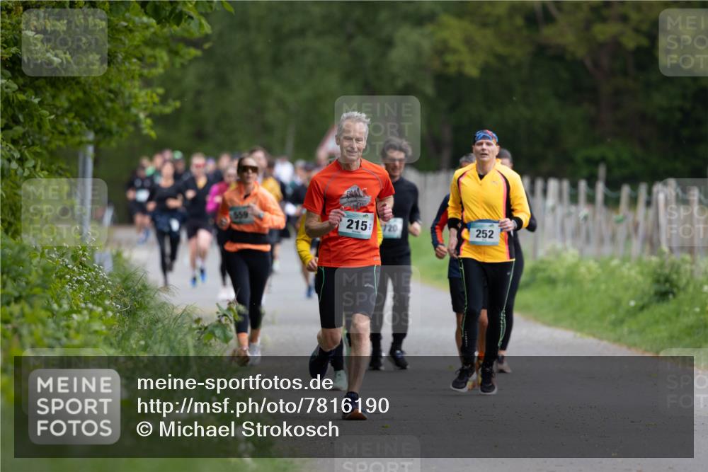 04.05.2025 - 8. Wedeler Halbmarathon Michael Strokosch http://msf.ph/oto/7816190 04.05.2025 10:48:40 Laufen 559, 215, 720, 252 meine-sportfotos.de