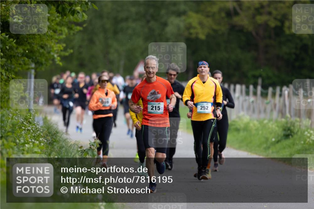 04.05.2025 - 8. Wedeler Halbmarathon Michael Strokosch http://msf.ph/oto/7816195 04.05.2025 10:48:41 Laufen 215, 252 meine-sportfotos.de