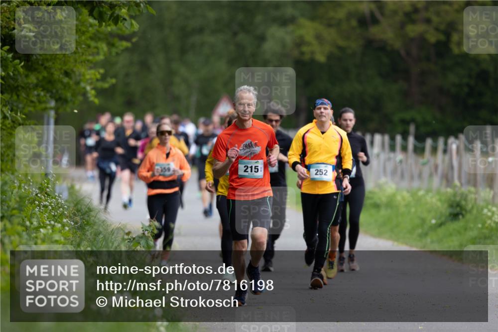 04.05.2025 - 8. Wedeler Halbmarathon Michael Strokosch http://msf.ph/oto/7816198 04.05.2025 10:48:41 Laufen 5359, 215, 252 meine-sportfotos.de