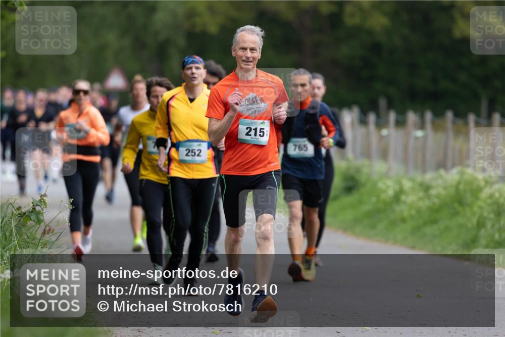 04.05.2025 - 8. Wedeler Halbmarathon Michael Strokosch http://msf.ph/oto/7816210 04.05.2025 10:48:45 Laufen 252, 215, 765 meine-sportfotos.de