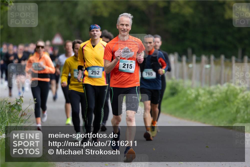 04.05.2025 - 8. Wedeler Halbmarathon Michael Strokosch http://msf.ph/oto/7816211 04.05.2025 10:48:45 Laufen 252, 215, 765 meine-sportfotos.de