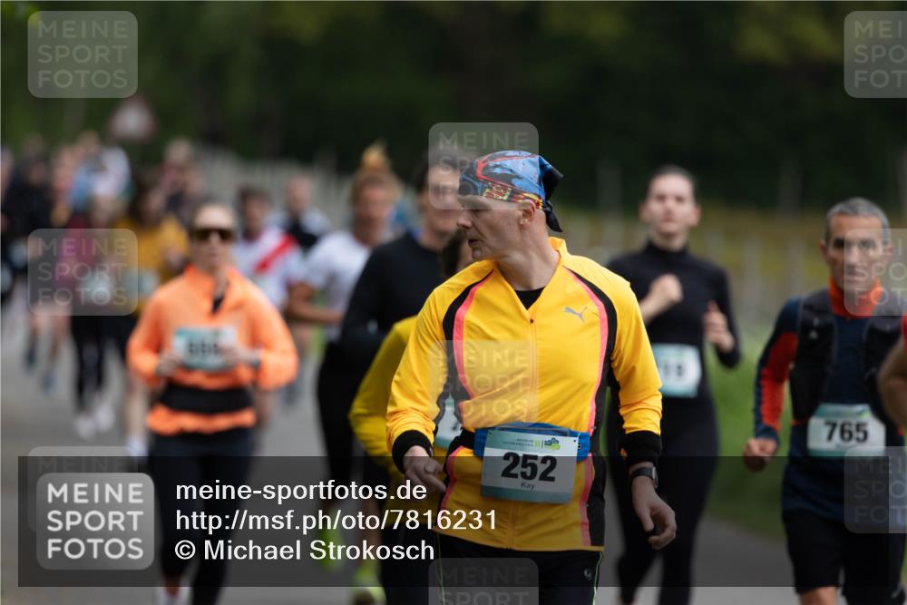 04.05.2025 - 8. Wedeler Halbmarathon Michael Strokosch http://msf.ph/oto/7816231 04.05.2025 10:48:52 Laufen 252, 765 meine-sportfotos.de