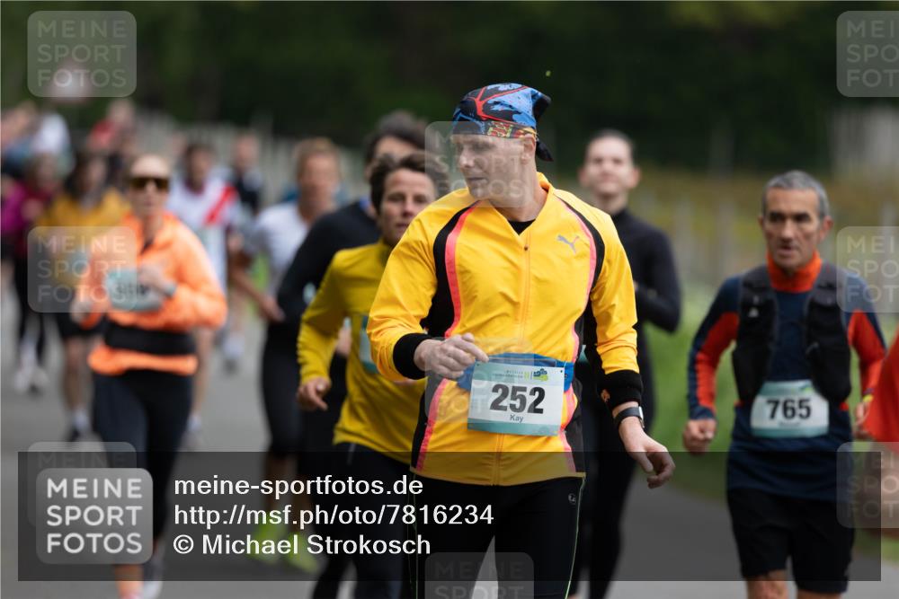 04.05.2025 - 8. Wedeler Halbmarathon Michael Strokosch http://msf.ph/oto/7816234 04.05.2025 10:48:52 Laufen 252, 765 meine-sportfotos.de