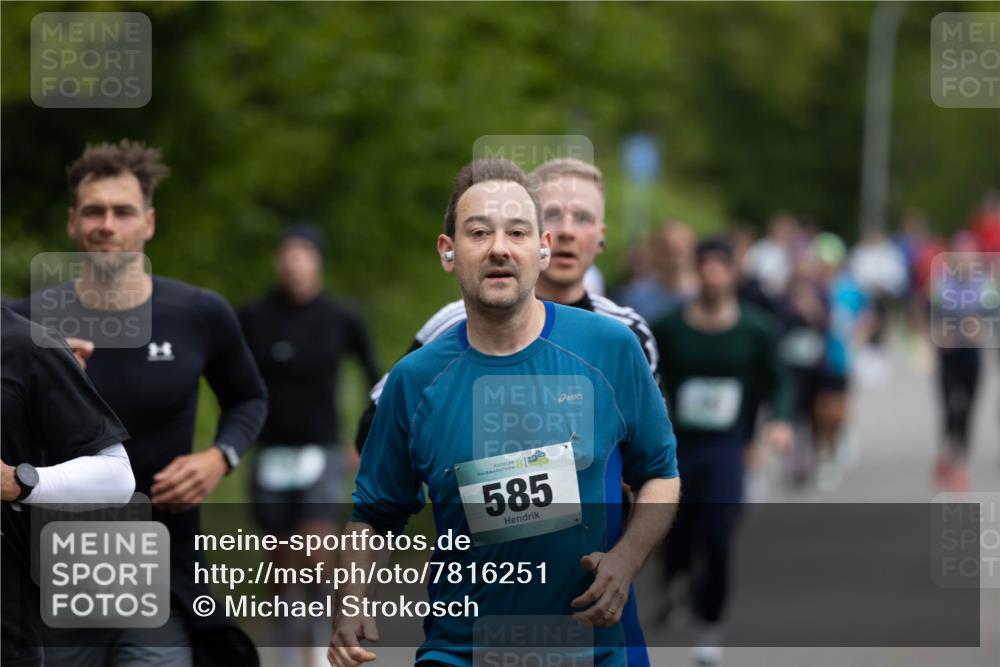 04.05.2025 - 8. Wedeler Halbmarathon Michael Strokosch http://msf.ph/oto/7816251 04.05.2025 10:49:12 Laufen 467, 585 meine-sportfotos.de