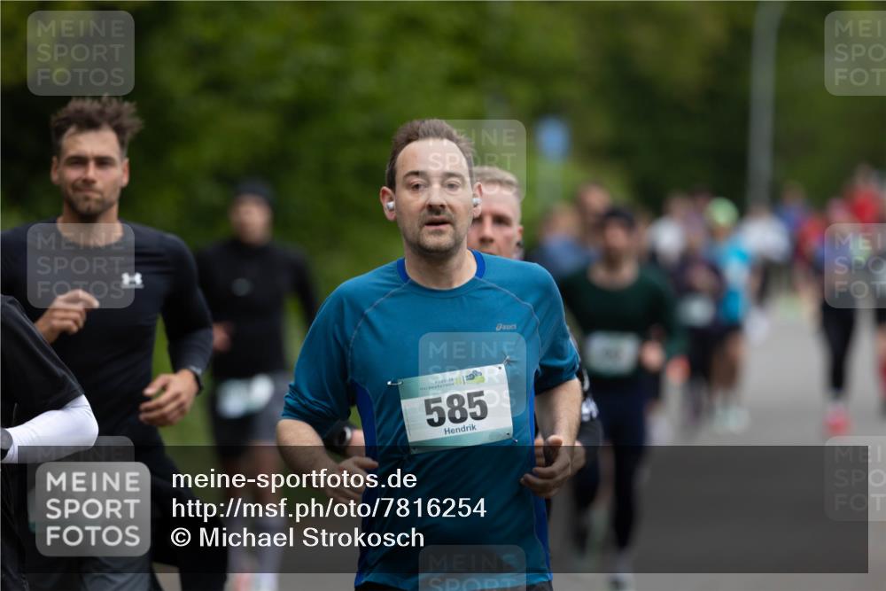 04.05.2025 - 8. Wedeler Halbmarathon Michael Strokosch http://msf.ph/oto/7816254 04.05.2025 10:49:12 Laufen 467, 335, 6, 585 meine-sportfotos.de