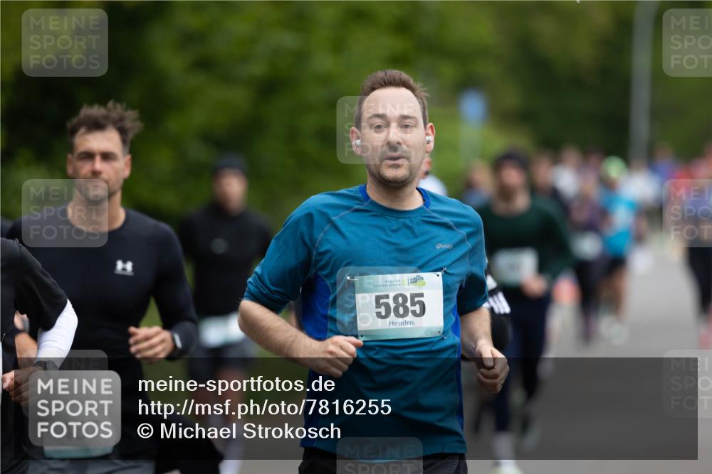 04.05.2025 - 8. Wedeler Halbmarathon Michael Strokosch http://msf.ph/oto/7816255 04.05.2025 10:49:12 Laufen 467, 56, 585 meine-sportfotos.de