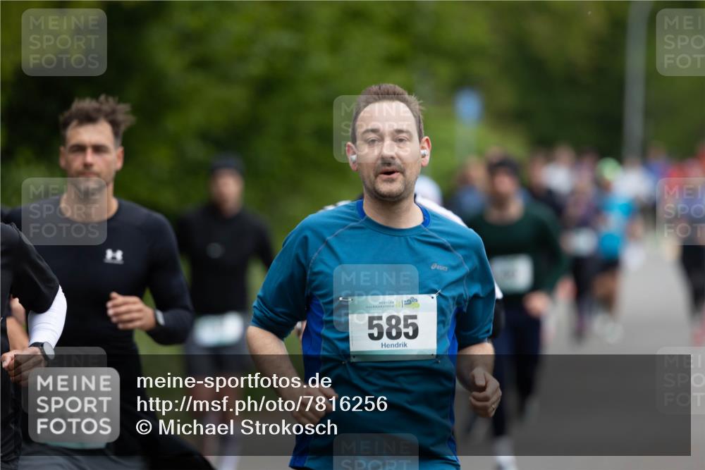 04.05.2025 - 8. Wedeler Halbmarathon Michael Strokosch http://msf.ph/oto/7816256 04.05.2025 10:49:12 Laufen 467, 585 meine-sportfotos.de