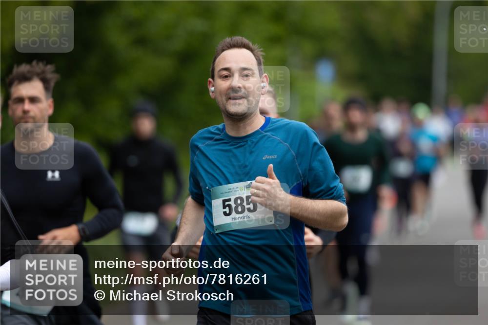 04.05.2025 - 8. Wedeler Halbmarathon Michael Strokosch http://msf.ph/oto/7816261 04.05.2025 10:49:13 Laufen 467, 81, 585, 9 meine-sportfotos.de