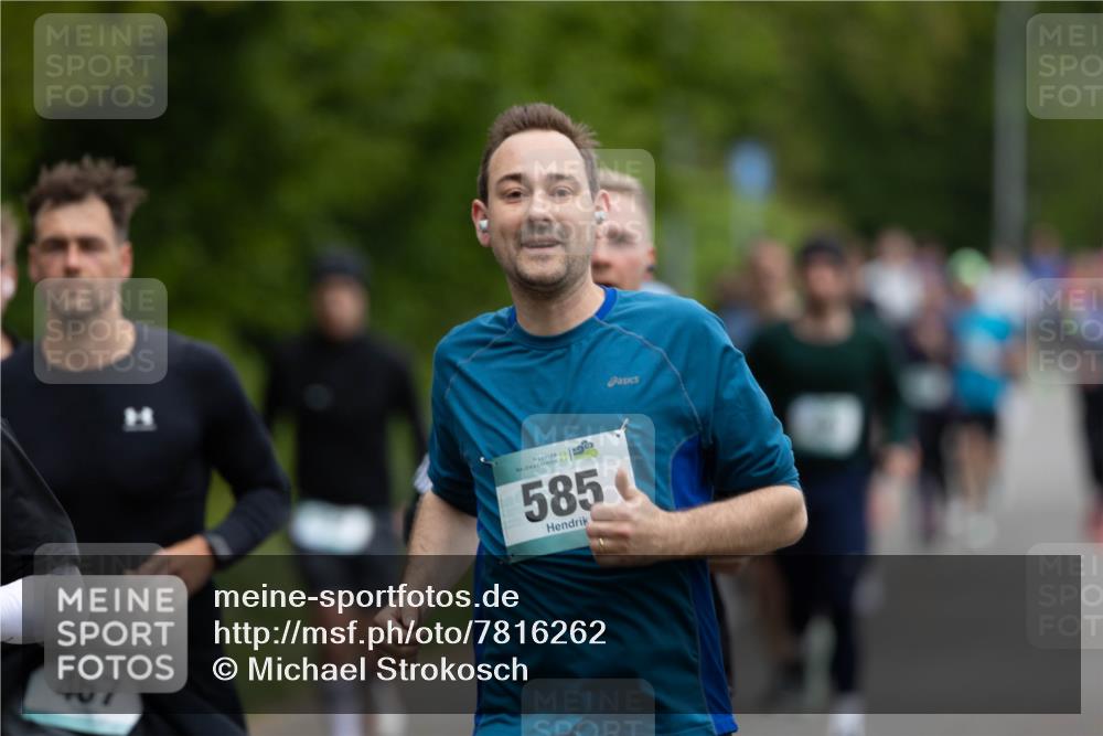 04.05.2025 - 8. Wedeler Halbmarathon Michael Strokosch http://msf.ph/oto/7816262 04.05.2025 10:49:13 Laufen 467, 585 meine-sportfotos.de