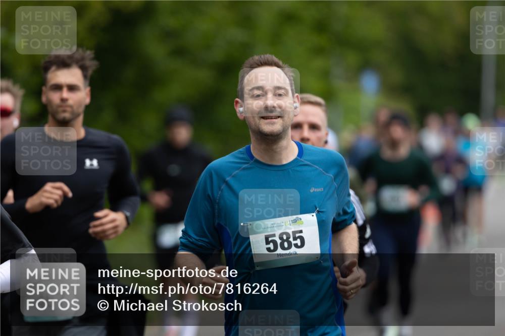 04.05.2025 - 8. Wedeler Halbmarathon Michael Strokosch http://msf.ph/oto/7816264 04.05.2025 10:49:13 Laufen 467, 566, 585 meine-sportfotos.de