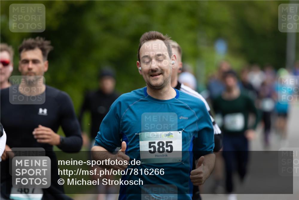 04.05.2025 - 8. Wedeler Halbmarathon Michael Strokosch http://msf.ph/oto/7816266 04.05.2025 10:49:13 Laufen 467, 585 meine-sportfotos.de