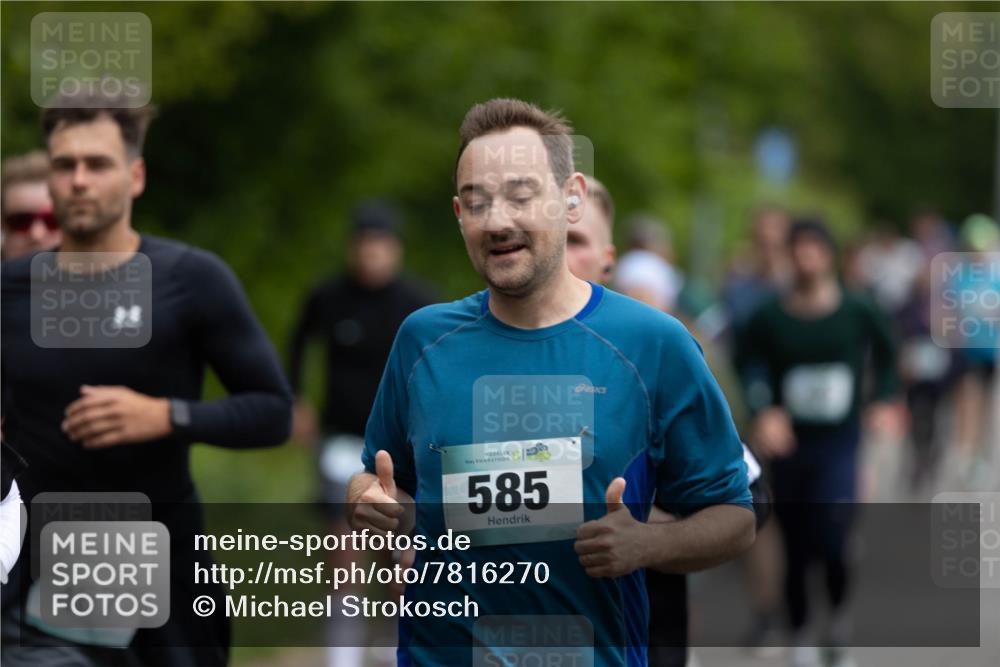 04.05.2025 - 8. Wedeler Halbmarathon Michael Strokosch http://msf.ph/oto/7816270 04.05.2025 10:49:13 Laufen 467, 585 meine-sportfotos.de