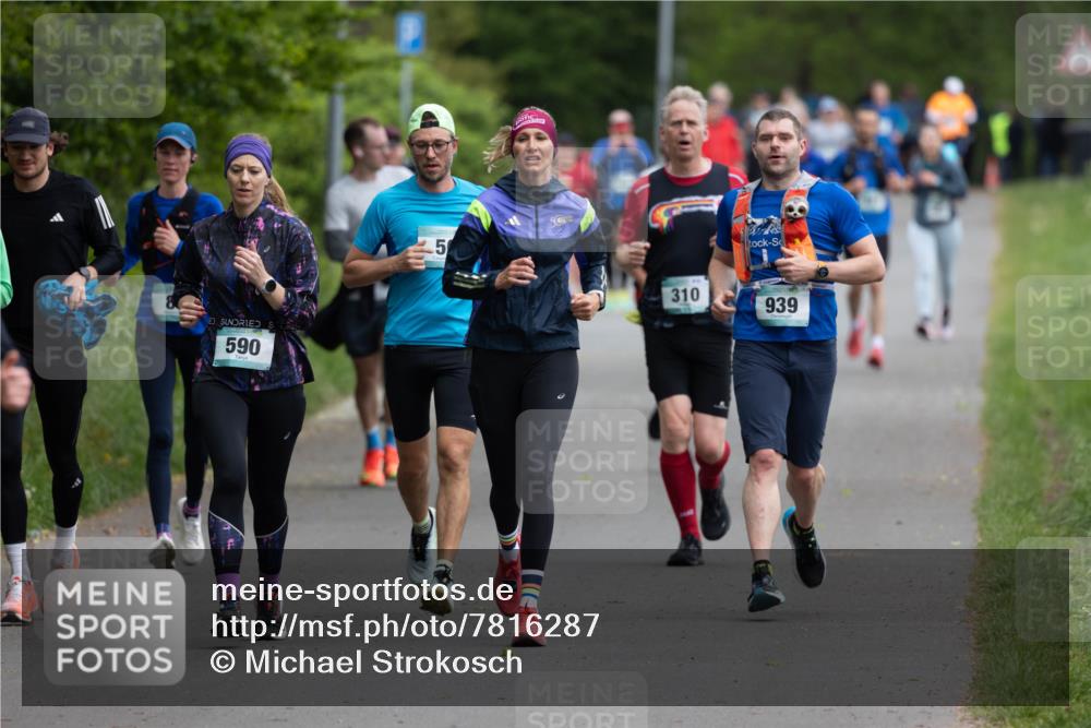 04.05.2025 - 8. Wedeler Halbmarathon Michael Strokosch http://msf.ph/oto/7816287 04.05.2025 10:49:27 Laufen 590, 310, 939 meine-sportfotos.de