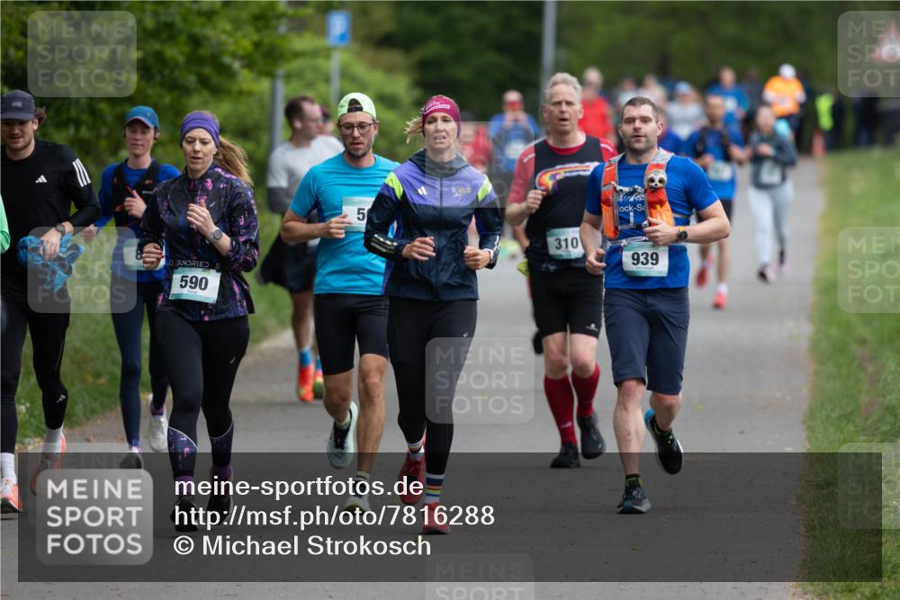 04.05.2025 - 8. Wedeler Halbmarathon Michael Strokosch http://msf.ph/oto/7816288 04.05.2025 10:49:27 Laufen 590, 5, 310, 939 meine-sportfotos.de