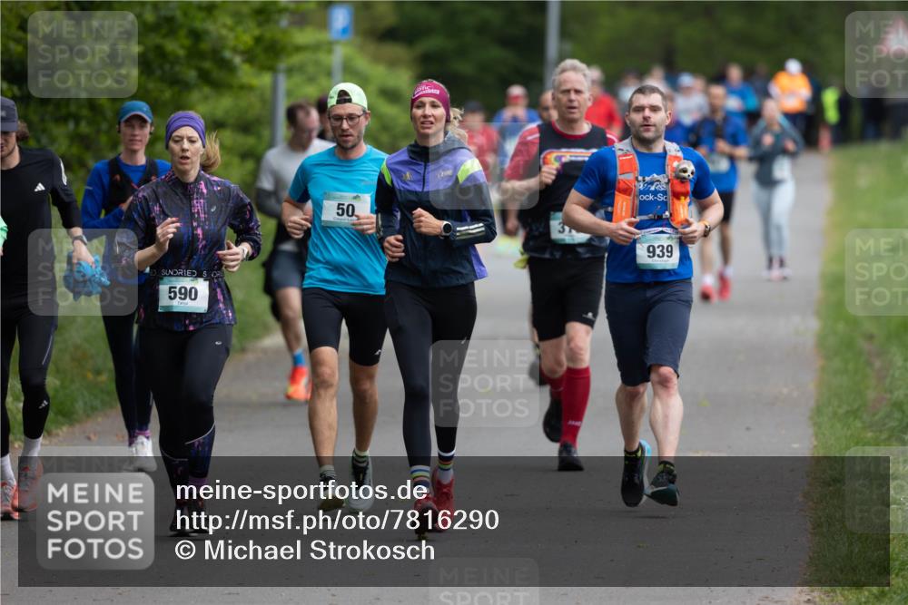 04.05.2025 - 8. Wedeler Halbmarathon Michael Strokosch http://msf.ph/oto/7816290 04.05.2025 10:49:27 Laufen 590, 50, 3840, 939 meine-sportfotos.de