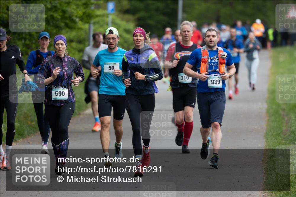 04.05.2025 - 8. Wedeler Halbmarathon Michael Strokosch http://msf.ph/oto/7816291 04.05.2025 10:49:27 Laufen 590, 50, 310, 939 meine-sportfotos.de